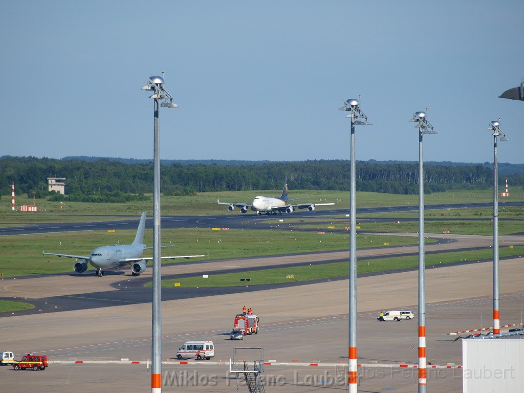 Lufthansa Airbus A 380 zu Besuch Flughafen Koeln Bonn P059.JPG